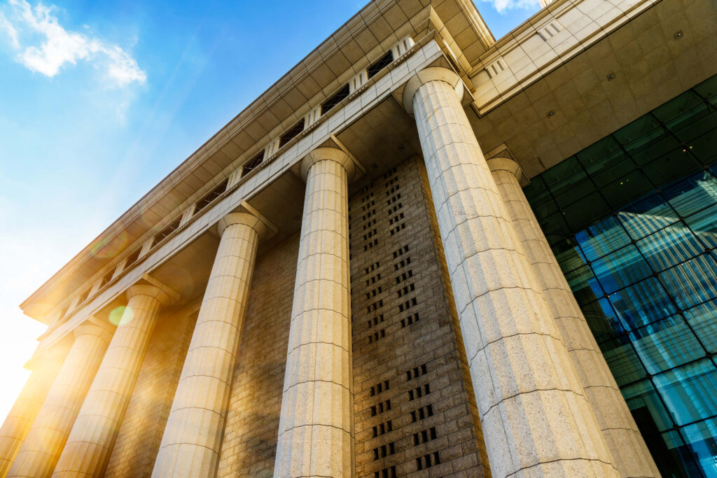 Leading US Bank building with pillars